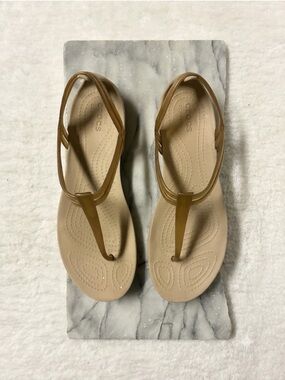 CROCS Isabella T-Strap Sandals Size 9 Tan Gold Open Toe Womens Shoes